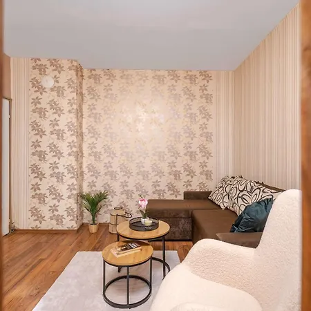 Chic Urban Hideaway With Natural Wood Charm By Flat Manаger Апартамент София