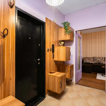 Chic Urban Hideaway With Natural Wood Charm By Flat Manаger Апартамент *