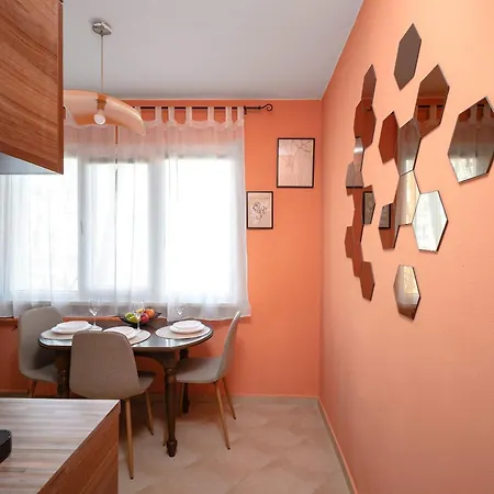 Chic Urban Hideaway With Natural Wood Charm By Flat Manаger Апартамент *