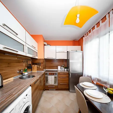 Апартамент Chic Urban Hideaway With Natural Wood Charm By Flat Manаger